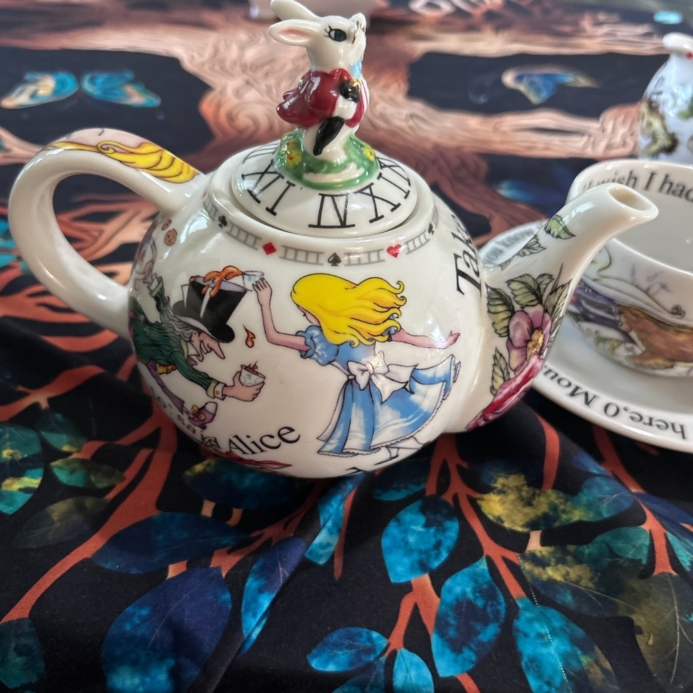 Alice in Wonderland Themed Tea Set Limited Edition - Picture 4 of 9